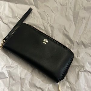 Black Robinson wristlet wallet - Tory Burch